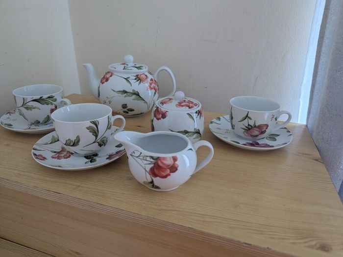 Dunnes Home tea set, for 3 person, contains 11 pcs, including 3 tea cups, 3 saucers, a milk jar, a sugar bowl with lid and a tea pot with lid. Brand new, impeccable conditions. Any scratches, cracks or cips.