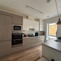 Full kitchen (appliances included)