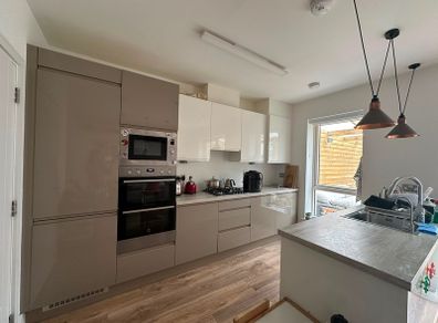 Full kitchen (appliances included)