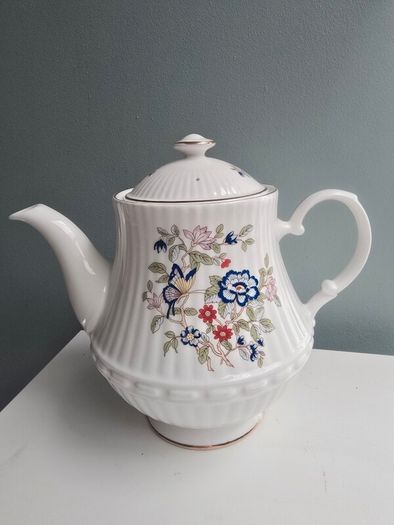 Vintage Royal Tara Fine Bone China Tea Set - "Tara Hall" Collection (5 Pieces)