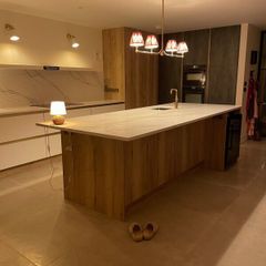 Kitchen with appliances- like new