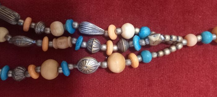 Vintage jewelry is sold individually for 5 to 10 euros
