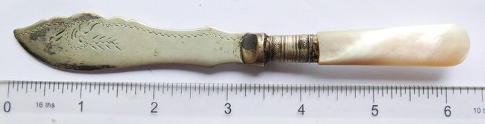 Vintage Sheffield butter or fish knives, two knives have white mother-of-pearl handles