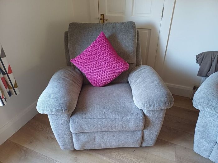 2 seater sofa + recliner chair [FINAL reduction]