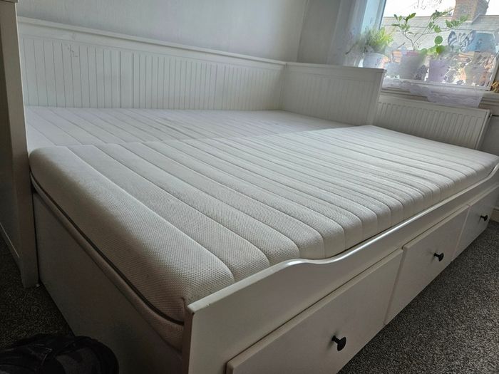 Double/single bed with storage