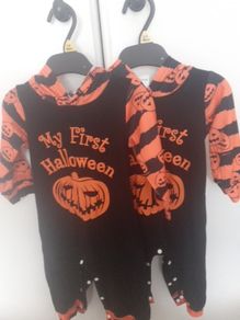 Unisex halloween outfits x3 .2 are size 6/9 months and one is 9/12 months .5 euro each