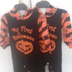 Unisex halloween outfits x3 .2 are size 6/9 months and one is 9/12 months .5 euro each