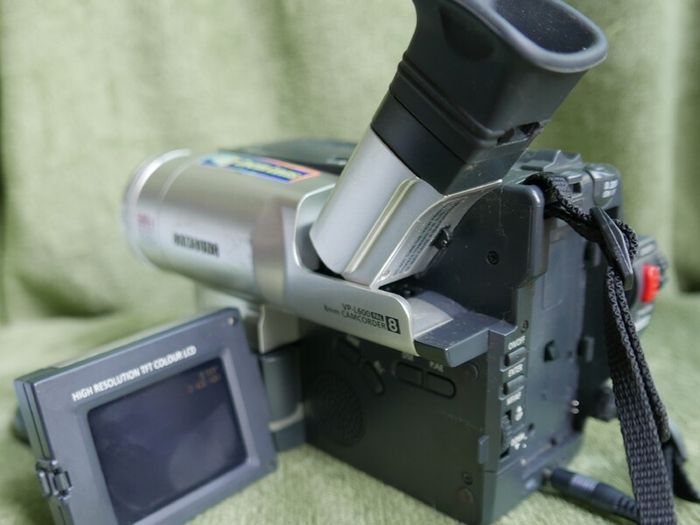 Samsung VP-L600 8mm Video Camera Silver 2.5" LCD 500x Zoom