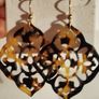 Arabesque earrings with a filigree pattern under the tortoise shell. Image 5