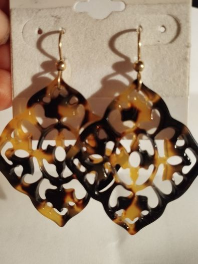 Arabesque earrings with a filigree pattern under the tortoise shell.