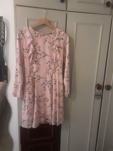 Dress/Floral Long Sleeved Dress .. Size: 8 UK .. 36 EU .. Length: 34 ins