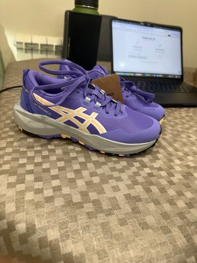 Brand new ASICS Pre Venture 11 GS kids running shoes / trainers.