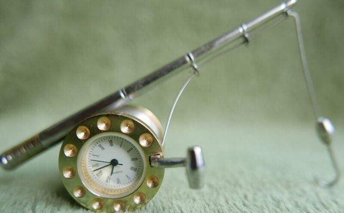 Vintage Fishing Rod & Reel Collectible Mini-Clock ,fresh battery, works fine