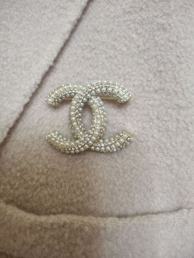 Pearl brooch