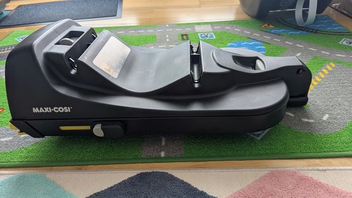 Maxi-Cosi CabrioFix baby seat(with baby insert) and isofix base