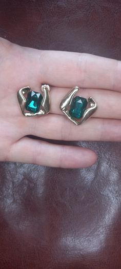Vintage jewelry is sold individually for 5 to 10 euros