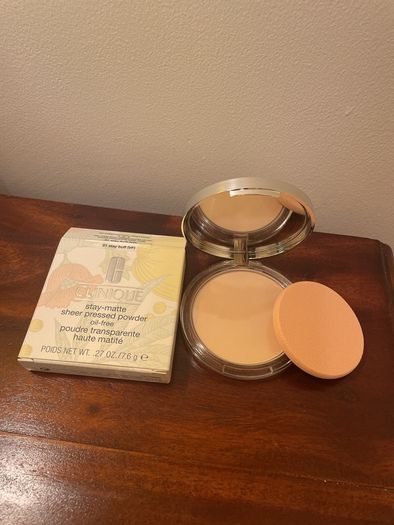 Clinique Stay Matte Sheer Pressed Powder oil free in shade Stay Buff 01 - new / boxed