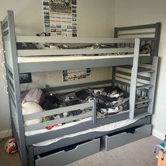 Triple bunk beds