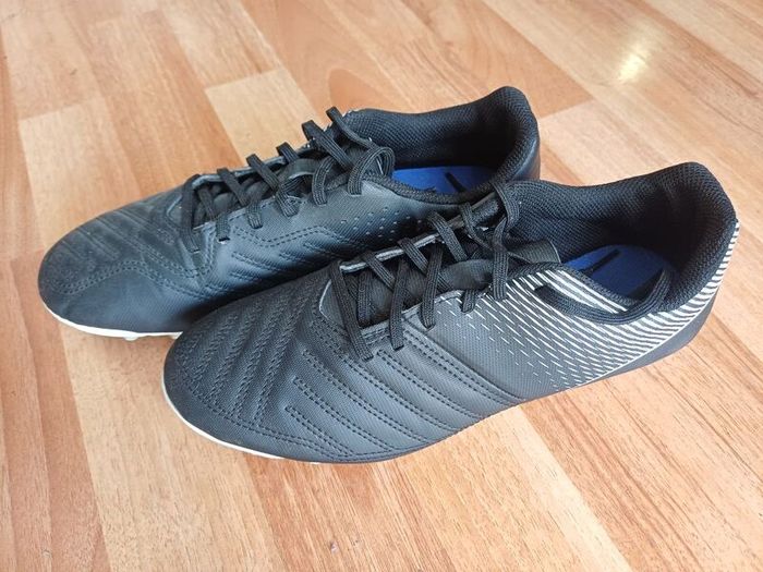 Soccer shoes