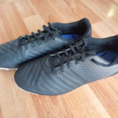 Soccer shoes
