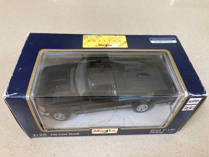 Ford F-150 Pickup Year 1993 Scale 1/25 Maisto