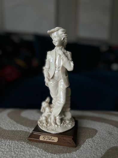 Vintage 1985 CAPODIMONTE porcelain figurine
