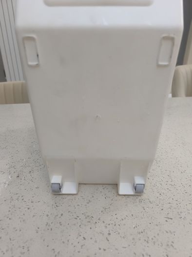 Pet food storage bin