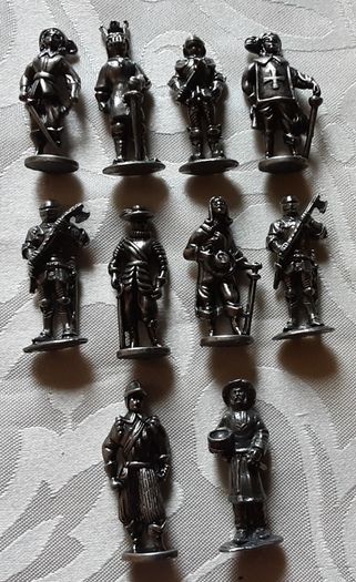 Ten lead figurine's soldiers