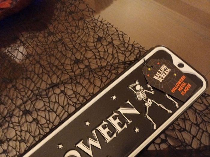 Brand new halloween metal hanging plaque