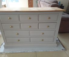 chest of drawers