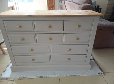 chest of drawers