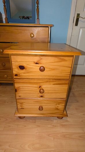 Bedroom furniture set