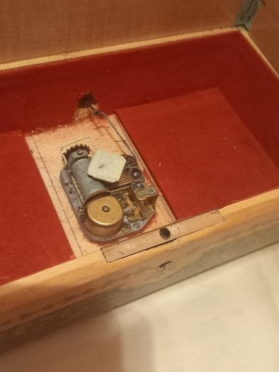Italian jewellery box, probably Sorrento, jewellery, some stamped. D18 post 10e
