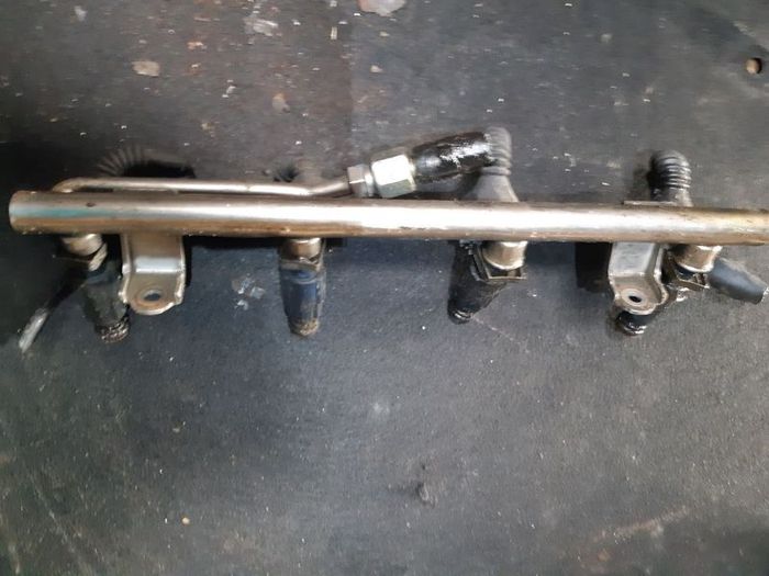 Audi A4 B6 B7 2000-2008 1.8 T Turbo Petrol Engine Fuel Rail With Injectors