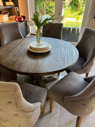 Dining table with 6 grey velvet chairs