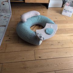 Baby sit and play floor seat