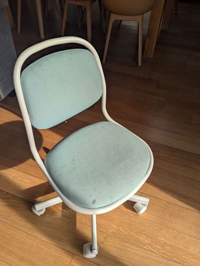 2 Kids desk chairs (pink & blue)