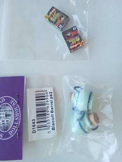 NEW  Collection of dolls house miniatures