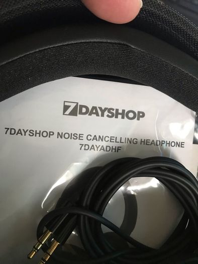 Noise cancelling headphones