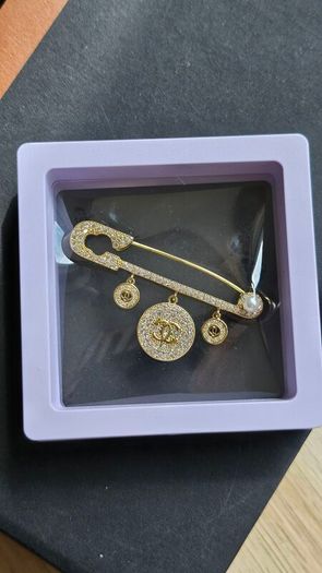 Brooch-pin Chanel (uniform)