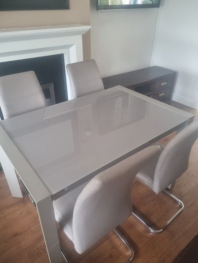 High-gloss Extending Dining Table plus 4 Cantilever chairs