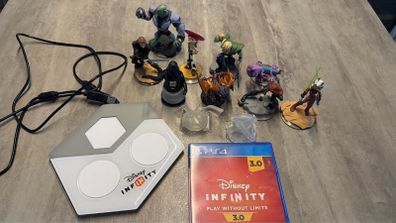 Disney Infinity - PS4 + Action Figures