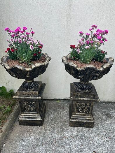 Garden planter on plinth antique Style