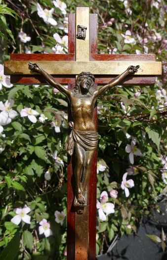 Victorian Amboyna Crucifix. 13,5" x 6,5"