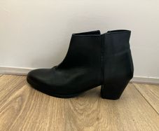 Black Leather Ankle Booties (EU 40 / UK 6.5) Carl Scarpe