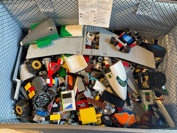 Lego - 5kg of Lego pieces contained in a treasure chest
