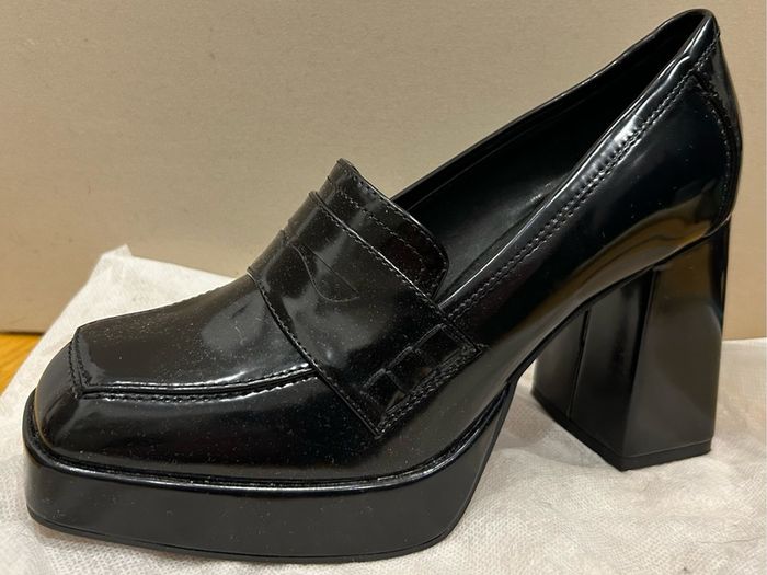 Black heeled shoes