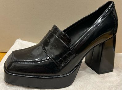 Black heeled shoes