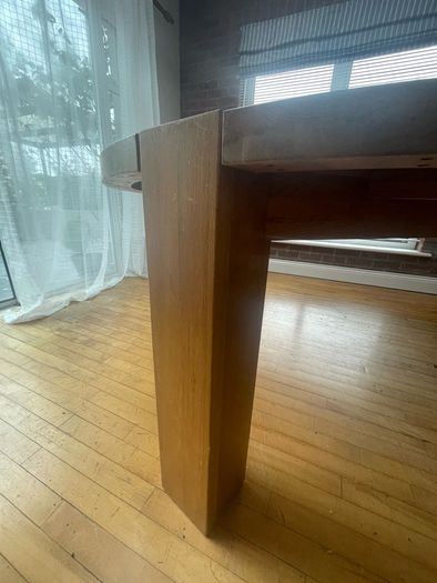 Round dining table