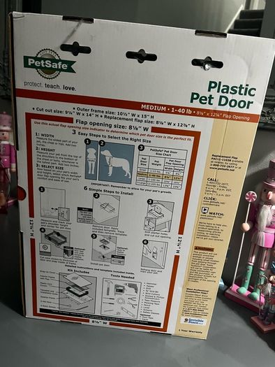 NEW IN BOX PetSafe Plastic Dog and Cat Door, Medium